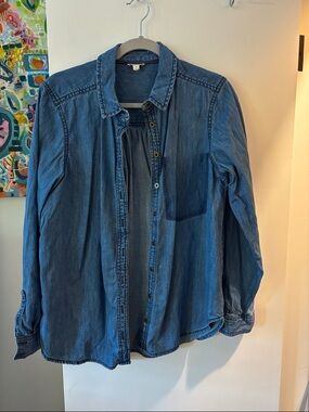 Pilcro by Anthropologie Size M Light Indigo Chambray Shirt